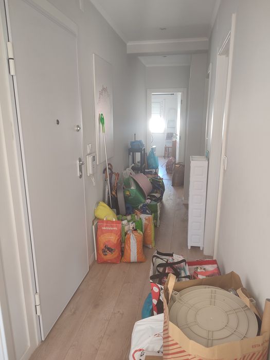 Arrendo Apartamento T2 em frente estação CP Amadora, junto à Câmara Municipal 
Av. Cardoso Lopes