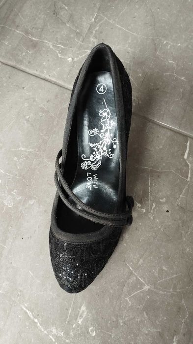 Sapatos novos estilo vintage com renda e brilho