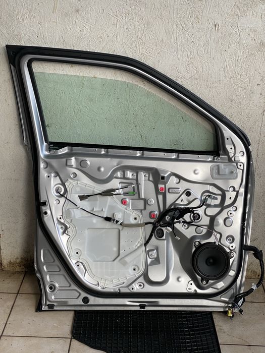 Toyota yaris cross drzwi 1L0