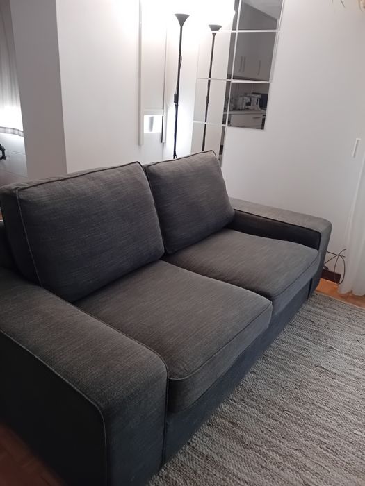 Vendo sofá de dois lugares cor cinza médio