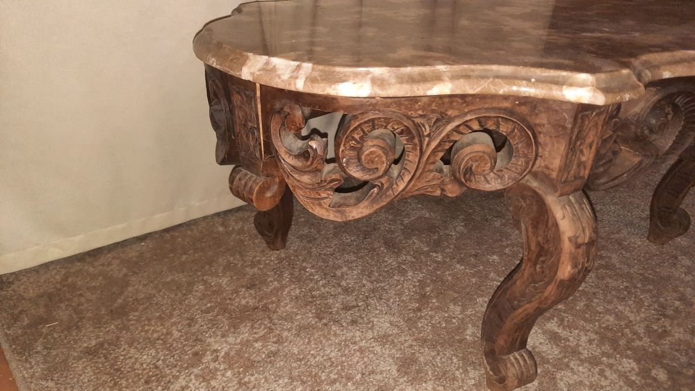 Столик з мрамором