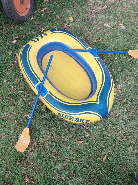 Barco de praia com remos para criança