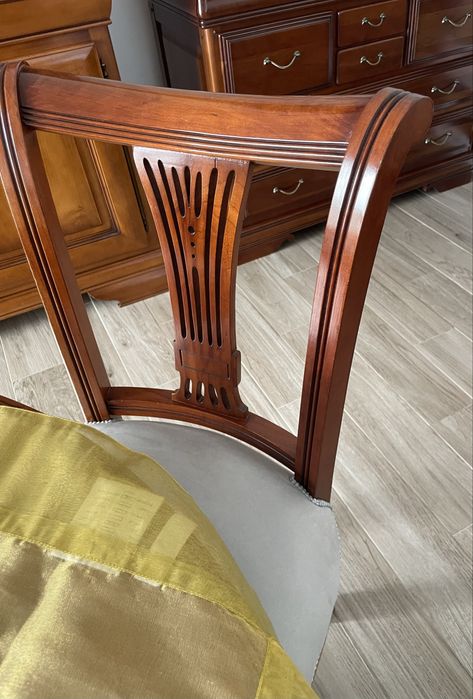 Mesa e 6 cadeiras em cerejeira. Estofadas recentemente , posso vender as cadeiras sem a mesa .