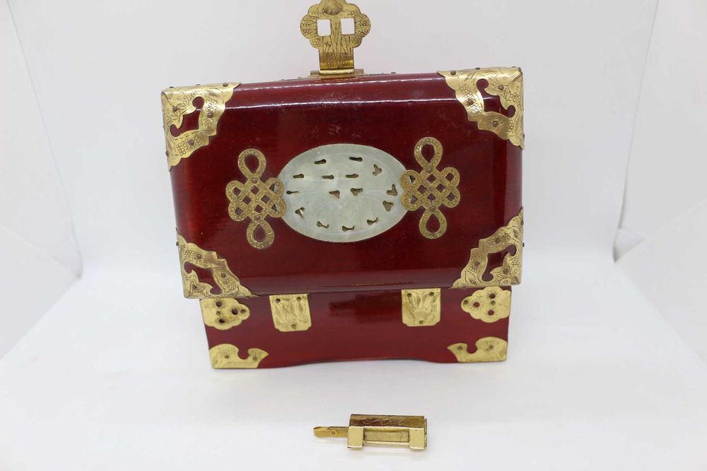 Caixa Chinesa Guarda Joias com Embutidos em Jade e Latão