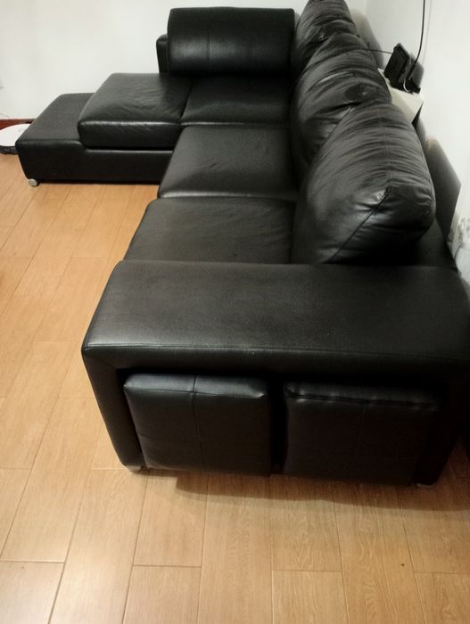 Sofá com chaise long+ 2 puffs