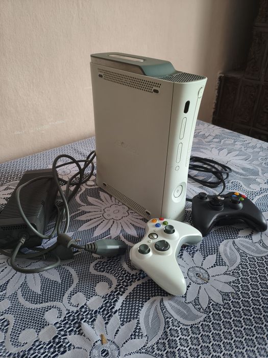 Xbox 360 Fat (HDMI) 120gb + badavatar/aurora +2 геймпади
