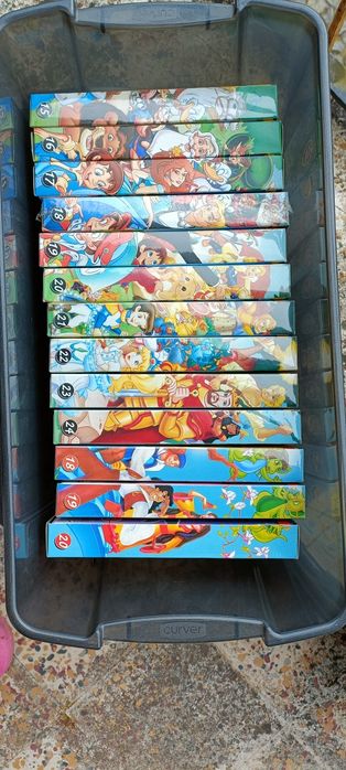 Coleção de cassetes VHS com histórias infantis clássicas, em desenhos