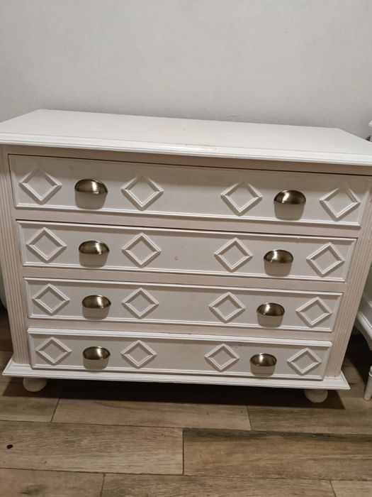 Cómoda com 4 gavetas - Madeira