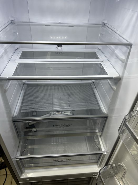 Комбінований холодильник LG з контролем вологості та низьким рівнем шуму