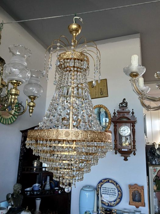 Varias dezenas de candeeiros em cristal e outros.