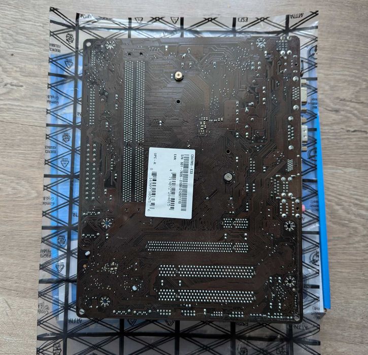 Материнська плата MSI C847MS-E33