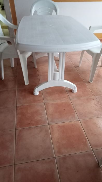 Mesa mais quatro cadeira