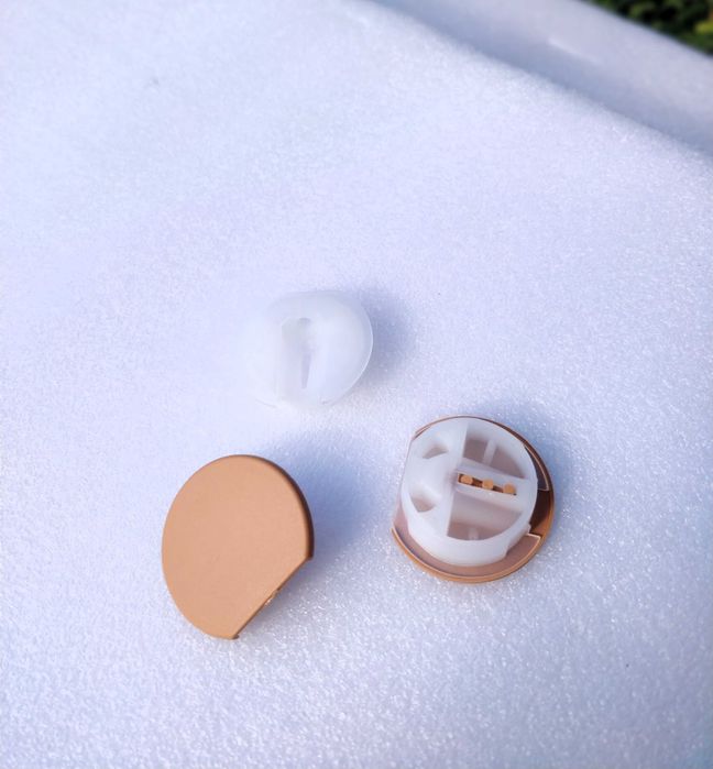 Fixador circular de móveis com tampa