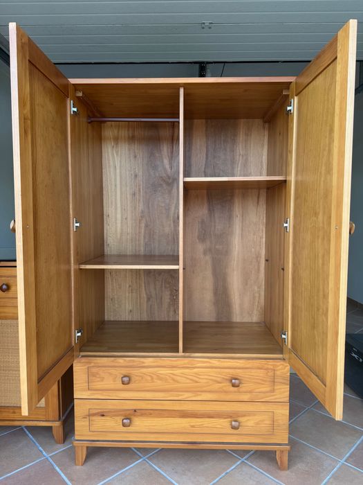 Mobília quarto em madeira de Pinho maciça