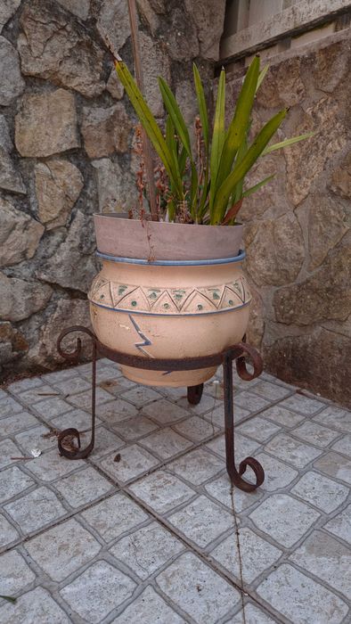 Vaso de exterior com suporte em metal