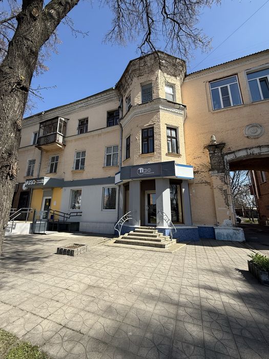 Продам гарне, просторе комерційне приміщення з всима комунікаціями, поруч з зупинкою П. Мирного
