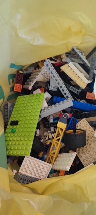 Klocki LEGO na wagę.