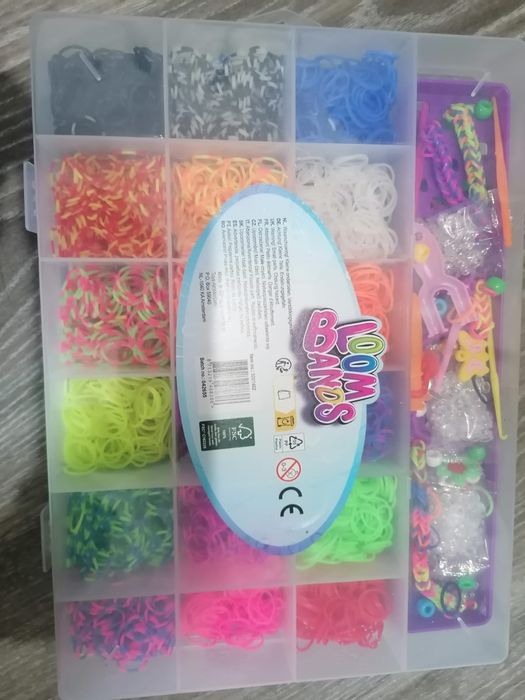 Akcesoria do robienia bransoletek.