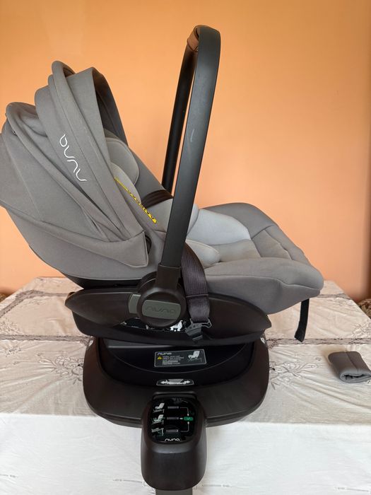 Nuna Arra з базою Isofix