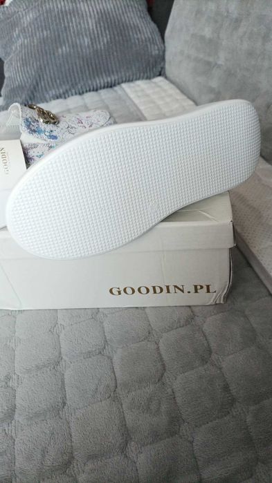 Buty damskie wsuwane na platformie, ze skoey naturalnej.