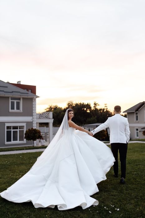 Продаю весільне плаття ( піджак теж)Львів