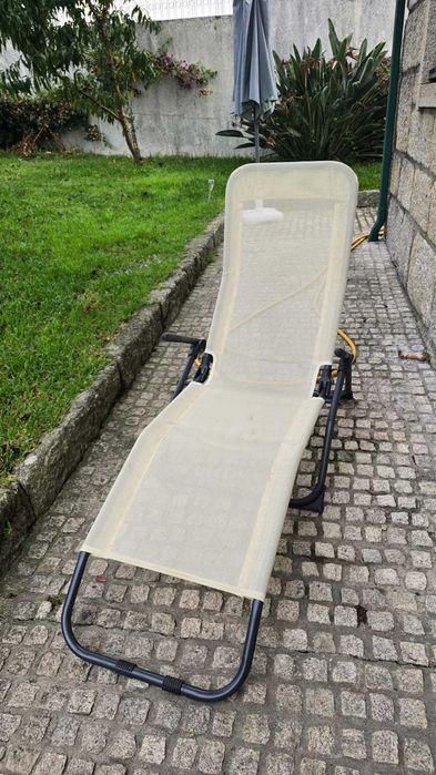 Vendo 2 Espreguiçadeiras de estrutura metálica