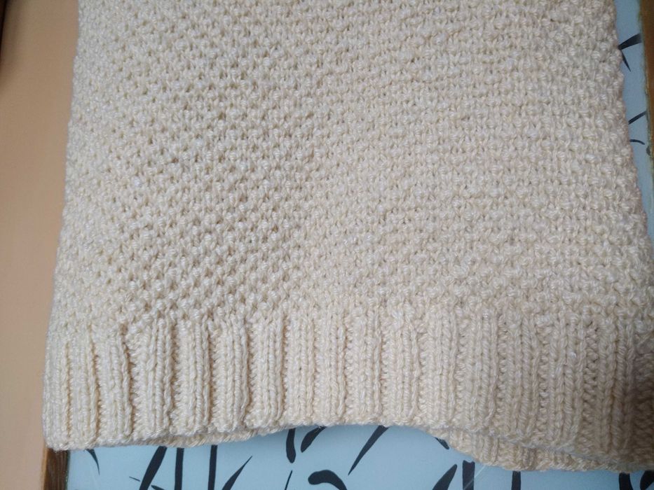 Тёплый,красивый, вязаный жилет ручной работы.