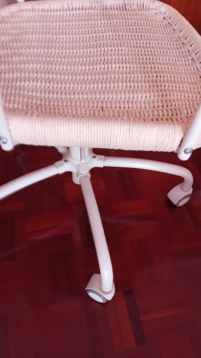 Cadeira Giratória IKEA STIGBYGEL com Braços – Bege/Branco
