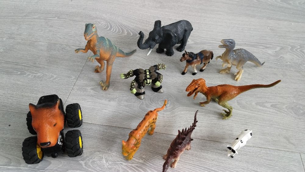 Zestaw figurek + autko.