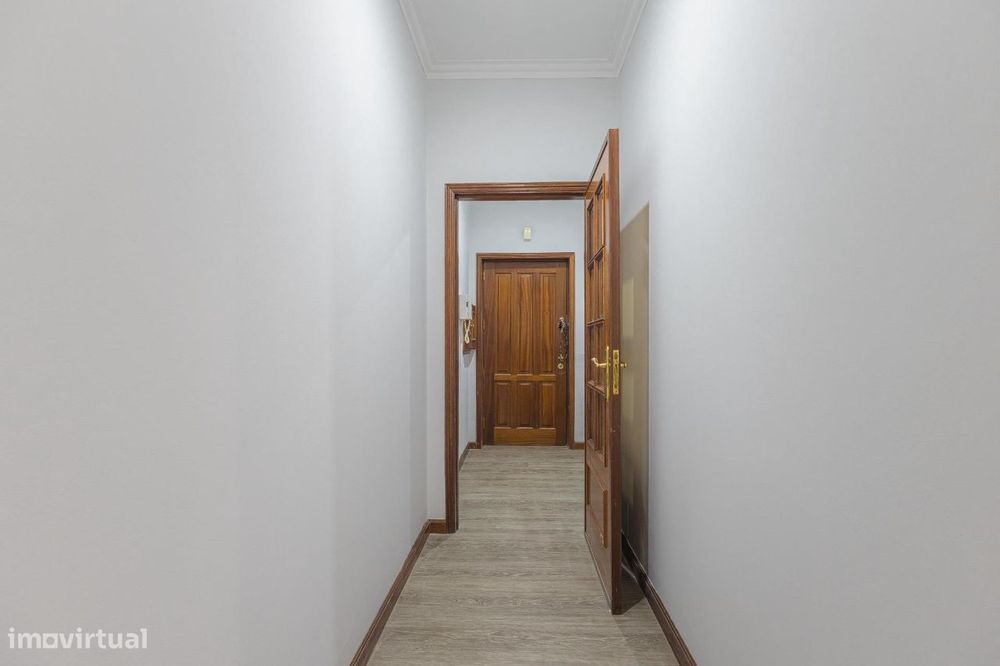 Apartamento T1 com Varanda em Canelas