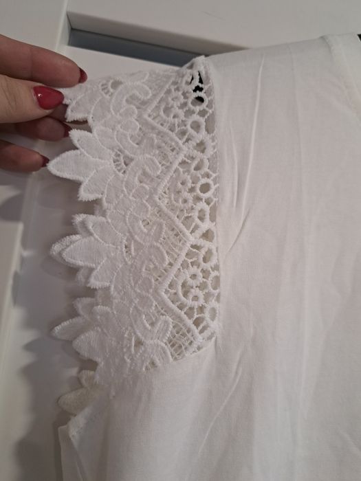 Biały basic top wykończony koronką rosella