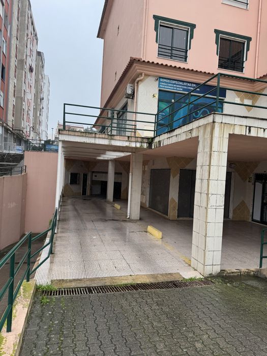 Garagem Box à Venda com Mezanino – Av. Bento de Jesus Caraças, Setúbal