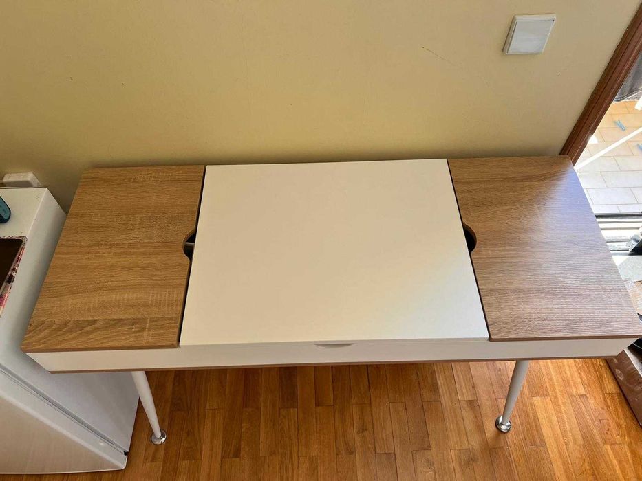 Mesa de escritório com 3 compartimentos/baú de arrumação