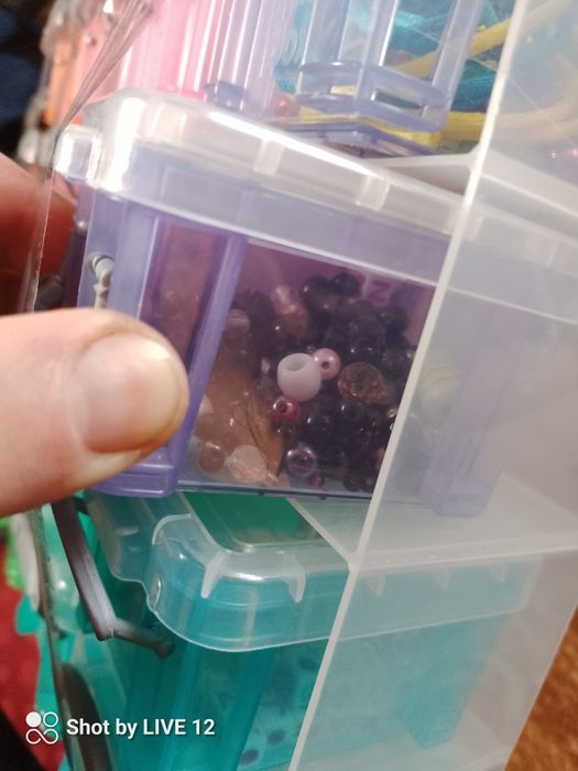 Pudełko z koralikami do tworzenia biżuterii