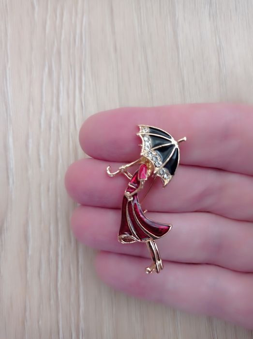 Брошка "Дама з парасолькою"