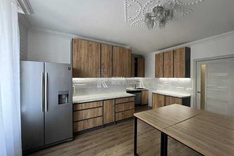 Продаж Квартира 3кім. 93м2  вул. Дмитрівська Метро Паркінг