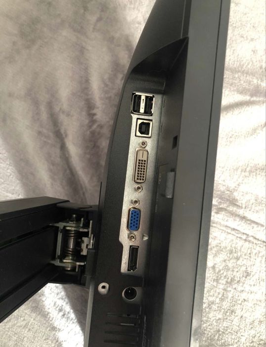 Monitor DELL P1913 z podstawą PIVOT (obracana)