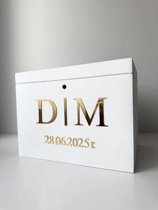 Personalizowane białe pudełko na koperty zamykane na kluczyk pleksi