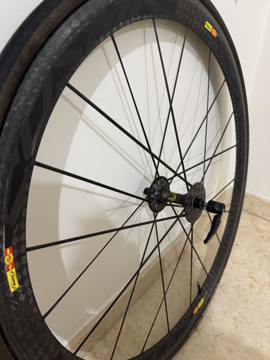 Rodas Mavic Carbono Estrada de 40 mm.