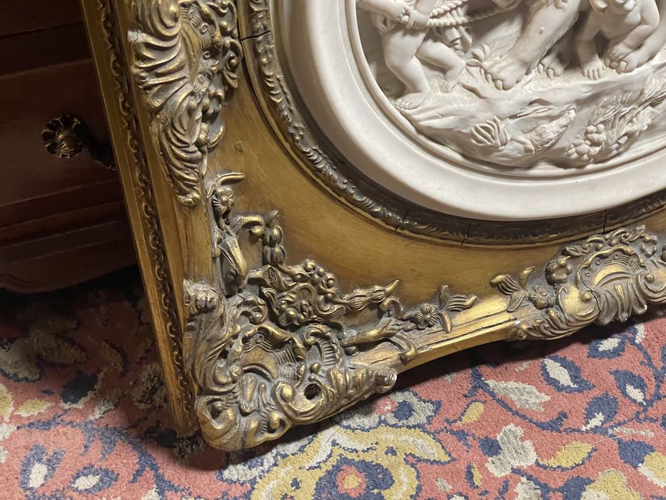 Quadro em talha dourada com querubins em marmore