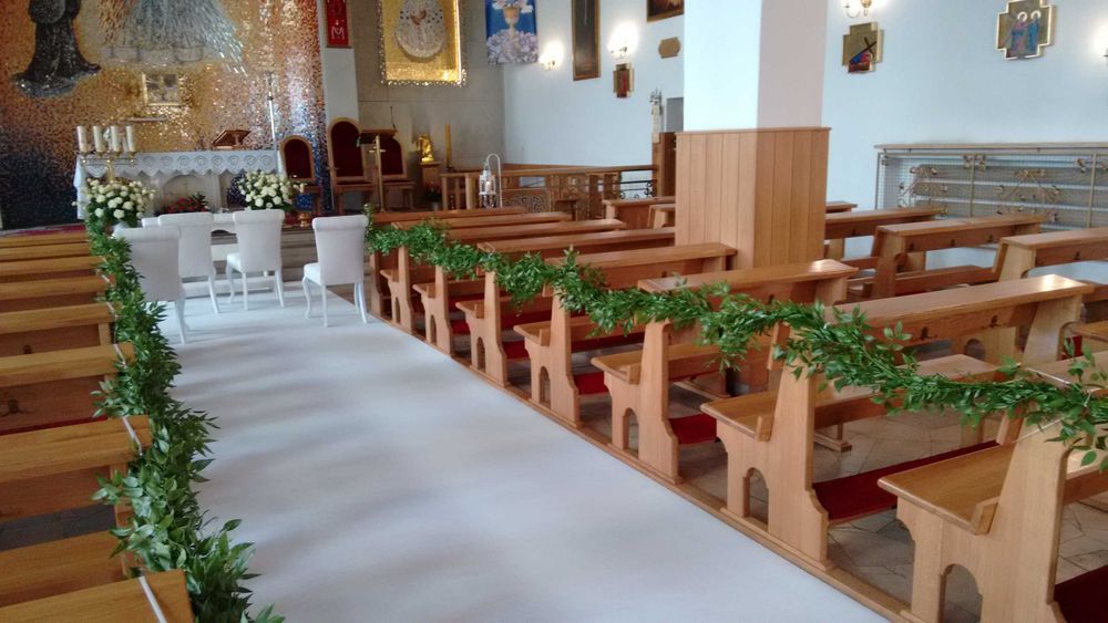 Biały dywan ślubny, krzesła i klęcznik