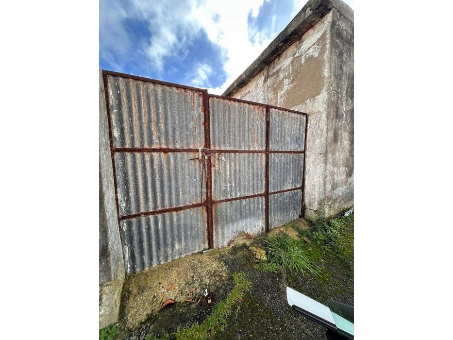 Moradia T3 com projeto aprovado e vista mar na Areia Branca