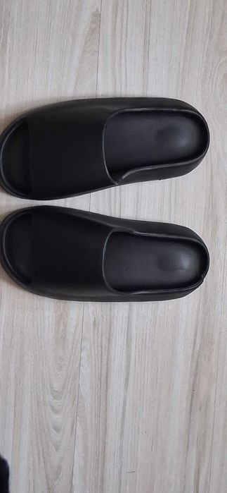 Czarne klapki unisex