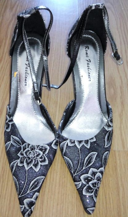 Sapatos c/ brilhantes - TAM 37 NOVOS