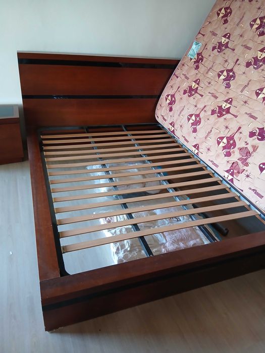 Mobília de quarto (cama + mesas cabeceira + cómoda + espelho) madeira maciça design italiano