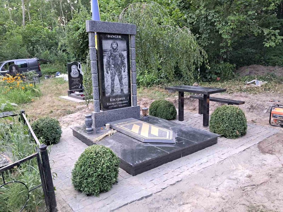 Пам'ятникі з граніту та мармуру.  Доставка та встановлення.