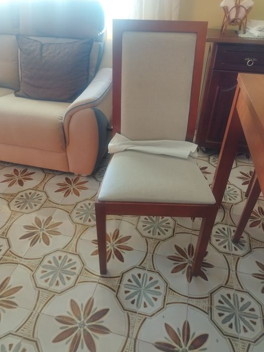 Mesa com 4 cadeiras em muito bom estado