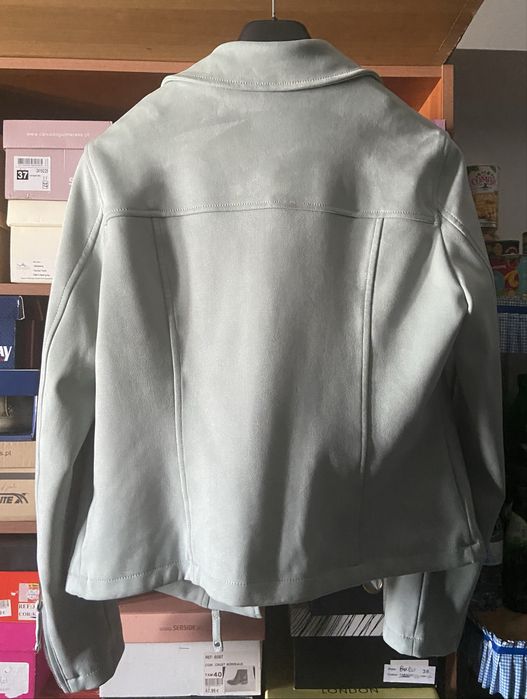 Casaca de material a imitar pele