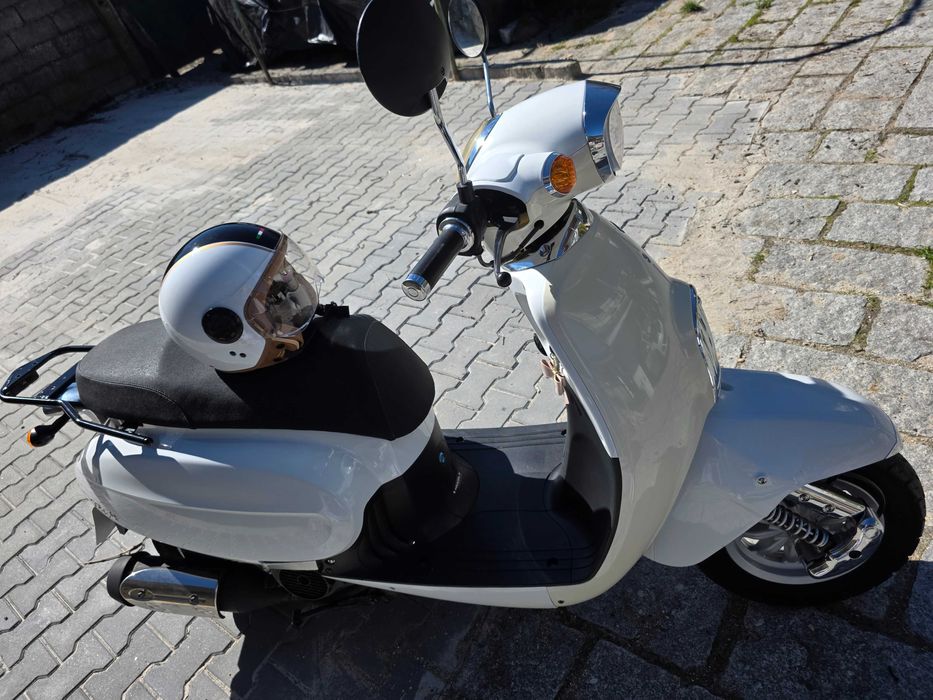 Daelim besbi 125 scooter