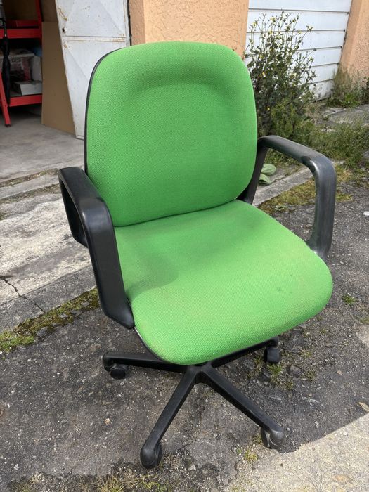 Vende-se cadeira com braços e rodas